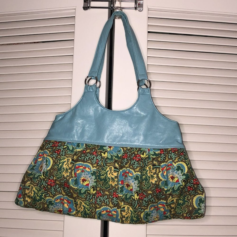 CUTE Spring/Summer purse perfect for weekends!